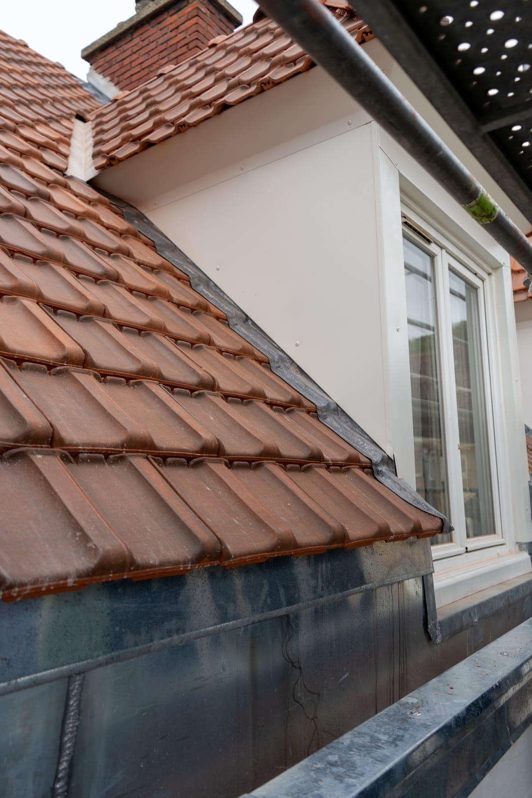 Couvreurs BCR posant une toiture en tuile sur une maison à Rouen