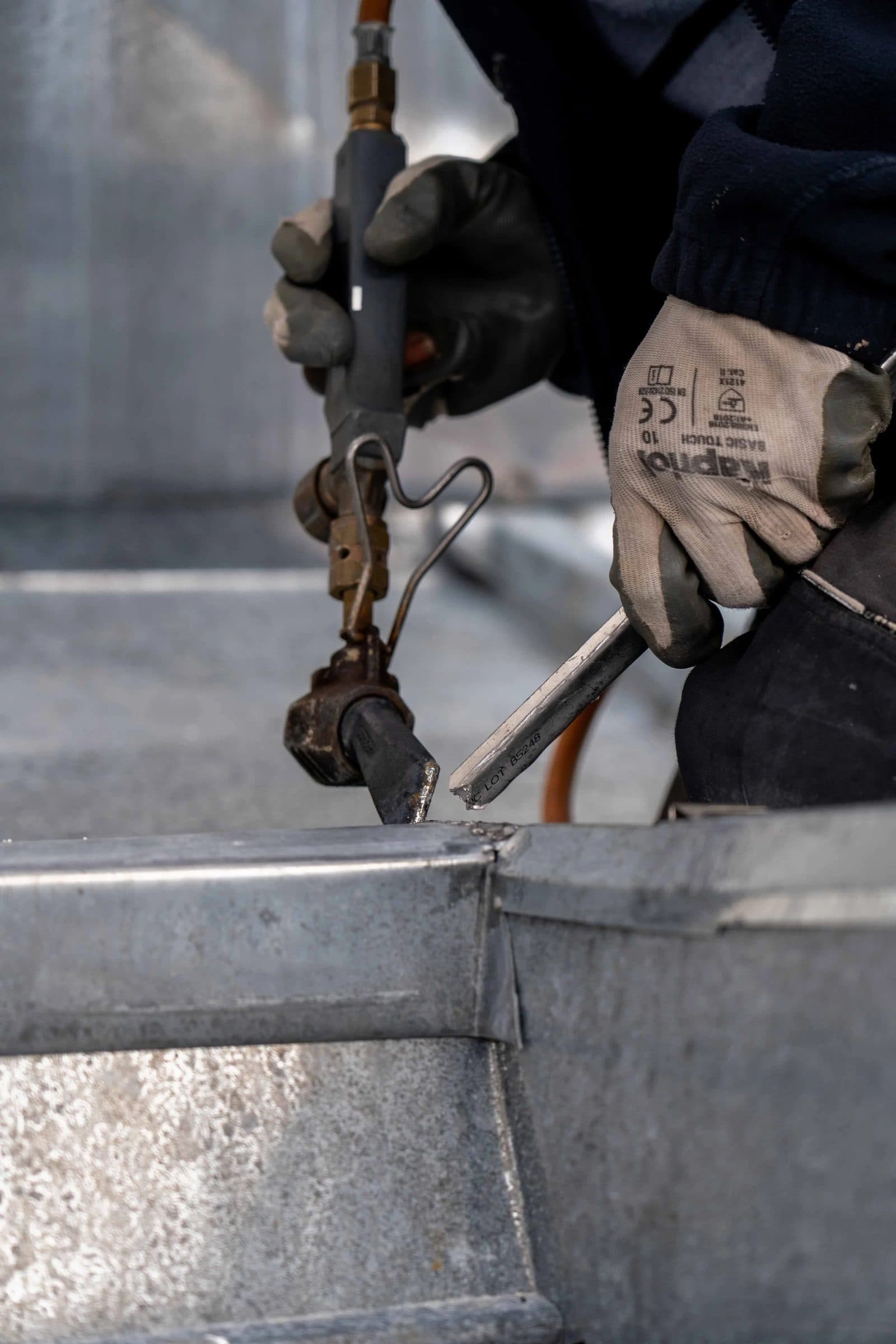 Travaux de zinguerie BCR : gouttière et habillage zinc sur une toiture à Rouen