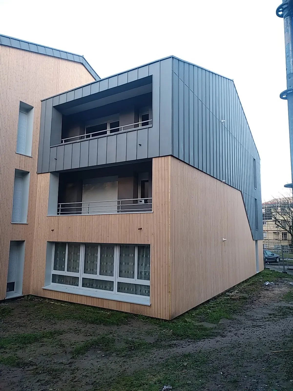 Bardage en zinc à joint debout et bois sur une résidence à Rouen — BCR zinguerie