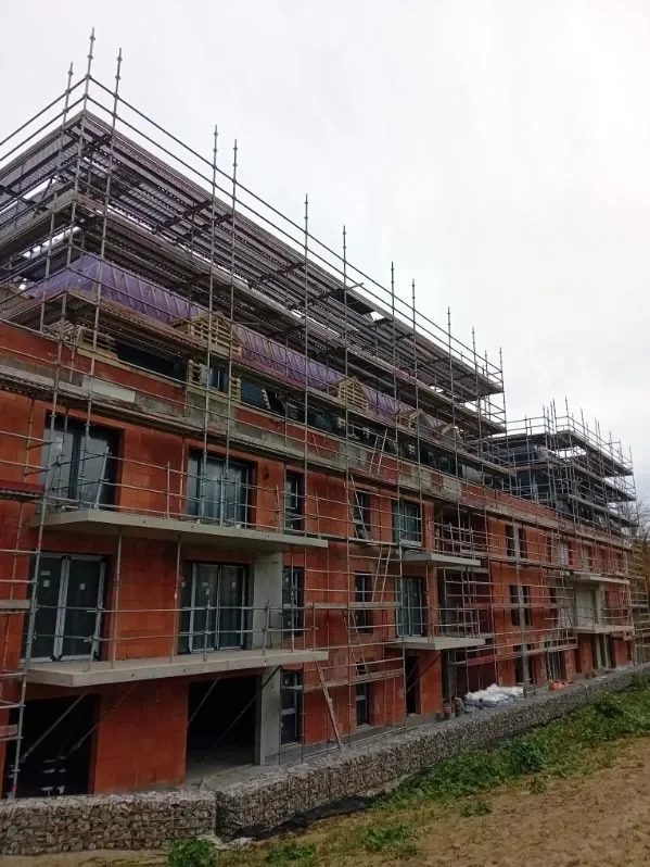 Couverture en zinc et ardoise sur un bâtiment collectif avec échafaudage à Rouen — BCR couvreur