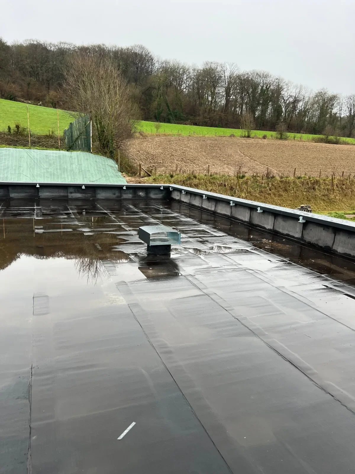 Pose d'une membrane d'étanchéité sur une grande toiture-terrasse à Rouen — BCR étanchéité