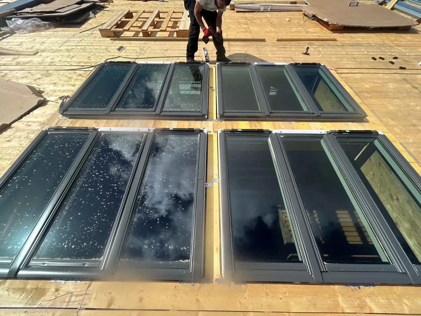 Pose de fenêtres de toit Velux sur volige neuve lors d'une couverture neuve à Rouen — BCR